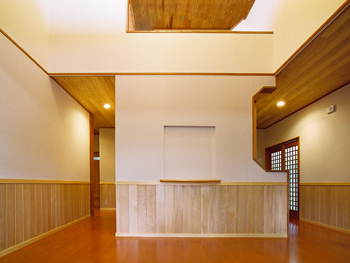 玄関ホールは広々としていて開放感があり、白の壁とアクセントの木材がよくマッチしています。