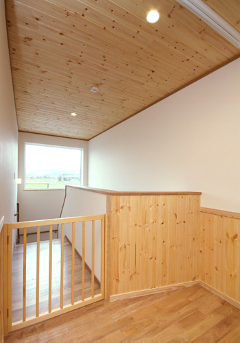 3階階段ホールは木材の節や木目は温かみがあり、安心感を与えてくれます。