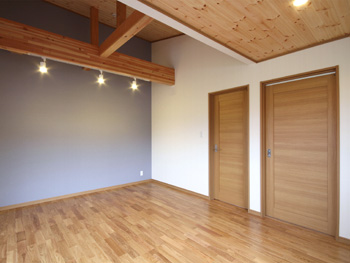 天井・フローリング・扉の木材と白い壁がマッチしていて素敵な空間になりました