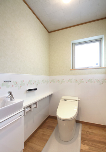 手洗いカウンターを設けたゆとりのある2階トイレは広々としているので安全です。
