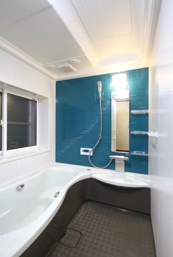 ヤマハのユニットバスを使用しました。壁を一面だけブルーにすることによって爽やかな浴室となっています。