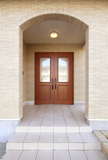 玄関ポーチです。淡いカラーのレンガにブラウンのレトロなドアがとても可愛らしいです。