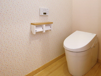 2階トイレは花柄の壁紙で気分が明るくなるようなトイレとなりました。