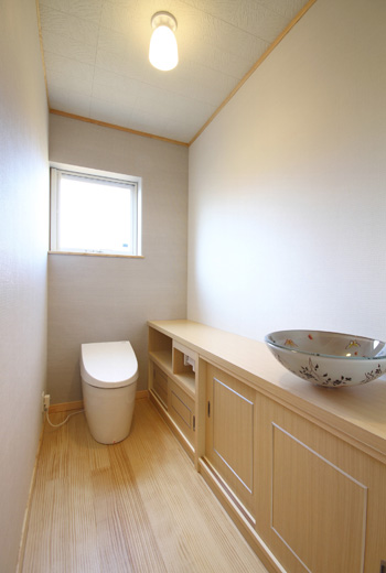 1階のトイレは広々としていて、おしゃれな洗面台がシンプルながらにも良いアクセントになっています。