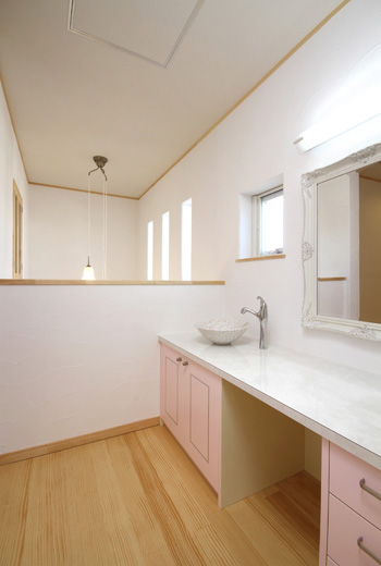 2階の洗面所は1階と違って淡いピンクがキュートな洗面台を設置しました。