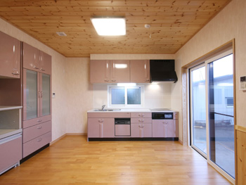 さわやかなピンク色のタカラスタンダードのキッチンです。