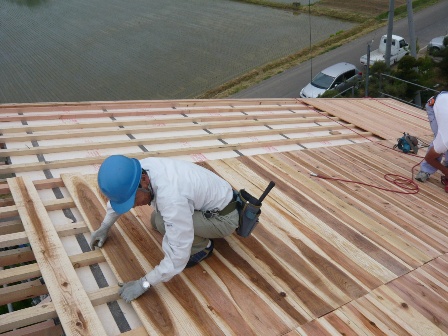 屋根工事の様子です。断熱材を挟むようにタルキを二重にかけて、屋根の下地となる野地板を施工します。