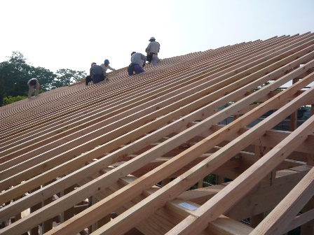 屋根工事の様子です。タルキを303mm間隔で取り付けています。
