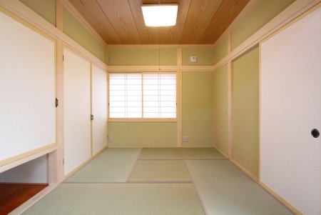 和室では、将来お仏壇を置けるように考慮した両開きの押入に、お子様のおもちゃが収納できるように地袋を作りました。