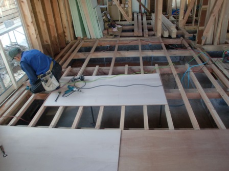 床の下地材として24mm構造用合板を根太に打ち付けています。