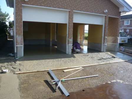 外構工事の様子です。車庫の出入り部分に土間コンクリートを打設しました。