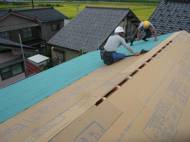 屋根の下地に防水材としてアスファルトルーフィングを敷いています。