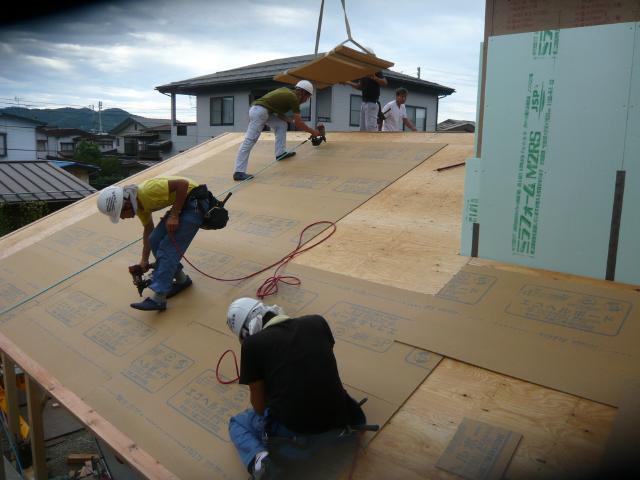 屋根の下地として構造用合板の上に屋根の下地材としてシージングボードを施工しています。