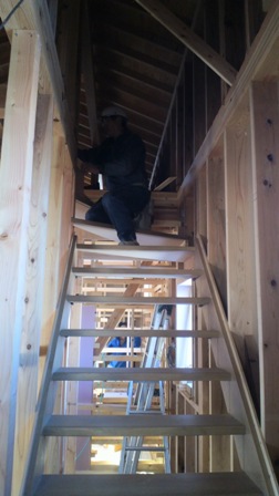 小屋裏へと上る階段を造作しています。