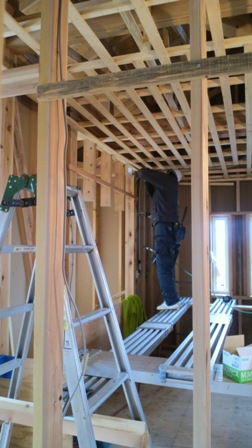 天井の下地を造作しています。