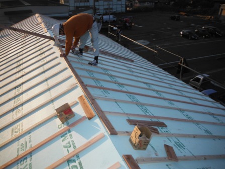 屋根の通気層を確保するため、断熱材の上に胴縁を施工しています。
