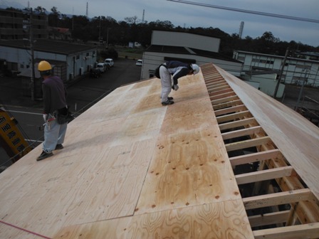 屋根の下地に構造用合板を施工しています。