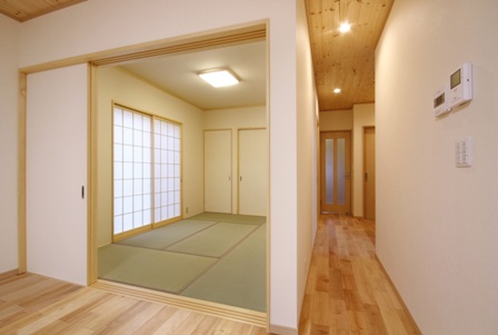 和室は、リビングと続き間になった和室空間になっています。リビングとして広々と使ったり、来客時には襖を閉めて個室として使ったりできます。