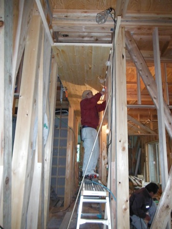 天井羽目板張りの様子です。天井の仕上げ材にパインの羽目板を施工しています。