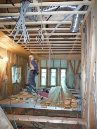 天井の下地材を施工しています。
