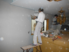 壁には調湿性能やにおいを吸収してくれる珪藻土塗り壁を施工します。