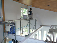 キッチン、ダイニング、リビングは自然素材からできた漆喰塗り壁で仕上げます。つるんとした表面が特徴です。
