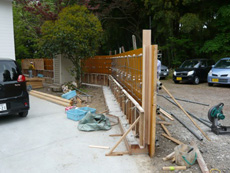 鉄筋と型枠を組み、コンクリート打ちっ放しの塀を作ります。