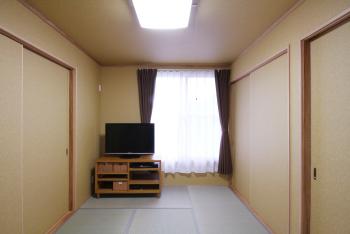 2階の居間として、時には客室として利用できる和室空間。