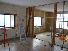 間取りの変更に伴い、壁や天井の解体工事を行います。