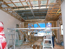 梁現し天井にするため、天井の一部の下地を撤去し、天井高を高くします。