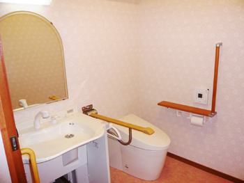 手摺りを取り付けたことでどの年代の方にも使いやすいトイレになりました。