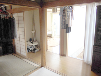 畳も張り替えたので新築のような内装です。広々とした和室は居心地が良く気持ちいですね。