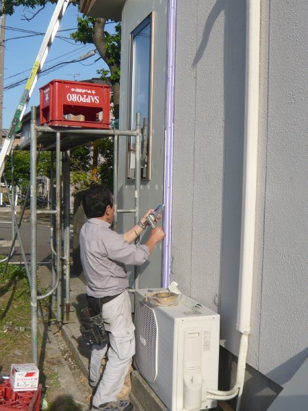 塗装を前にサッシ廻りや既存の外壁と3×10板の継ぎ目にコーキング処理をしています。