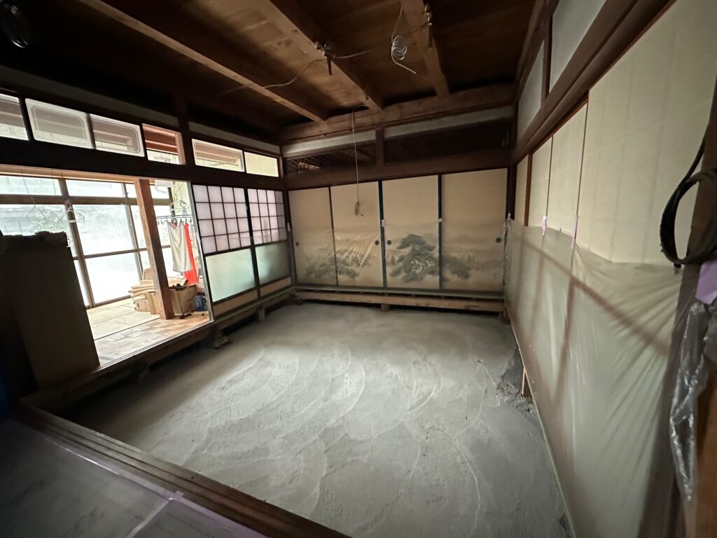 床板などの撤去後、基礎の打ち増しを行います。
レスキュールーム自体の重さがあるため、沈み込みを防ぐことが重要になります。