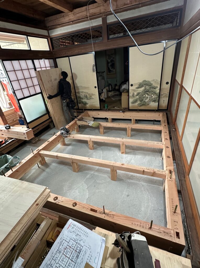 その後「根太掛け」と呼ばれる床板や床仕上げ材を支えるために設置される「根太（ねだ）」を支えるための横架材を施工していきます。