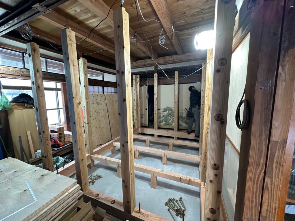 次にレスキュールームの核心部分となるフレームを組んでいきます。
強靭な木製フレームを運び込み、アンカーボルト等で土台や柱に強固に固定していきます。