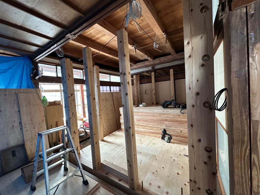 頑丈に作り替えた床の土台へ床材を張っていきます。
