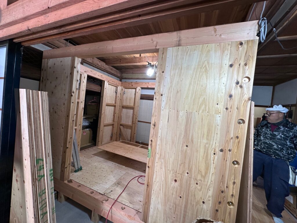 天井・壁の補強としてフレームに耐震パネルを貼り、2階からの落下一時衝撃に耐えられる「箱」の形を作っていきます。