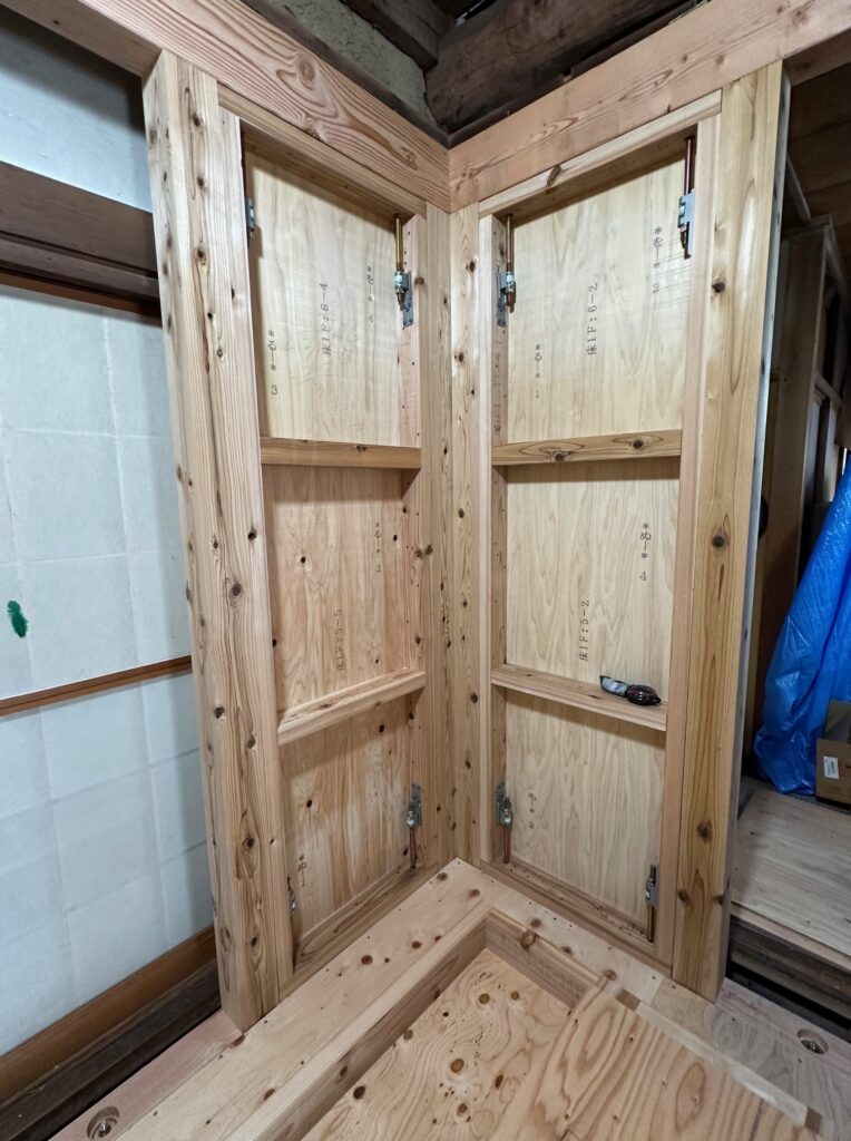 4隅は特に重みの負荷がかかるため、専用の部材でしっかりと固定していきます。