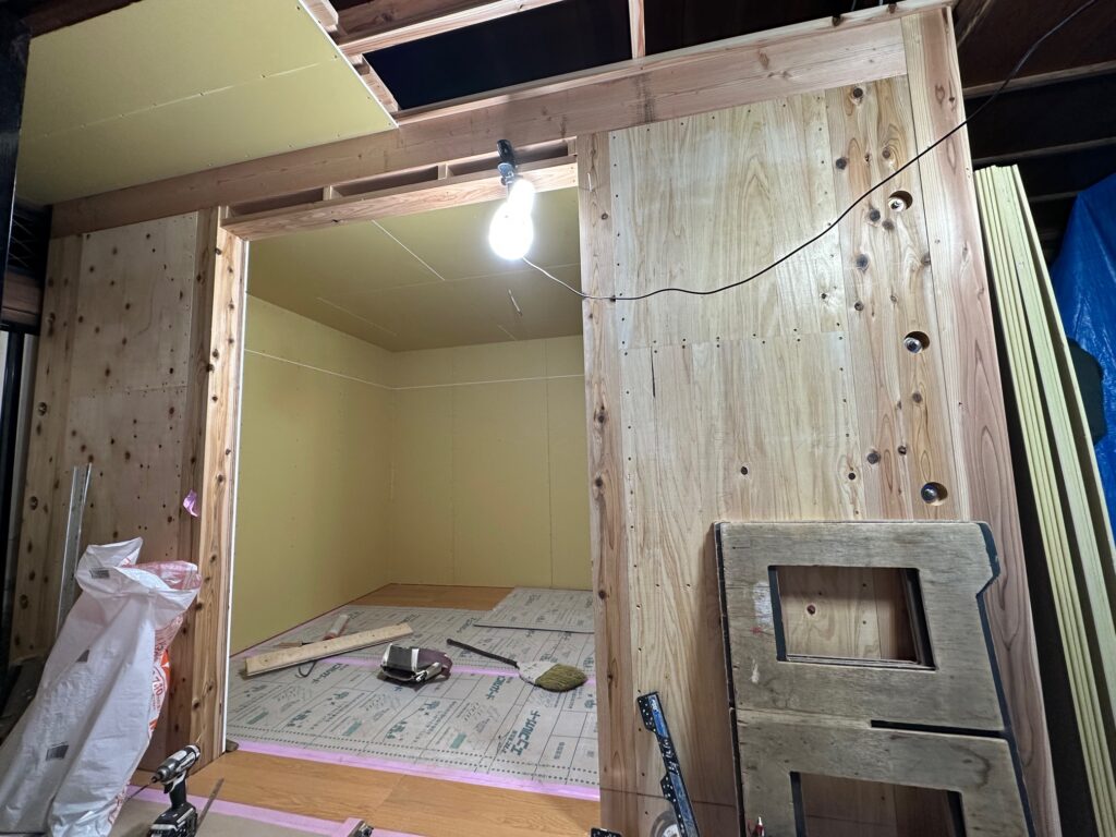 ここからは居住スペースとしての体裁を整えていく工程へと移っていきます。
内装の仕上げとして、シェルターのフレームを隠すように石膏ボードを貼っていきます。