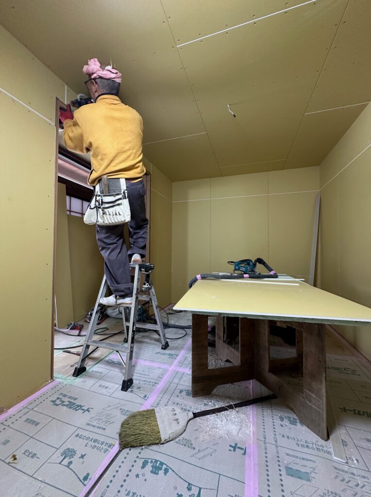 石膏ボードの継ぎ目部分は最後にクロスを張る際に目立たないよう丁寧に処理していきます。