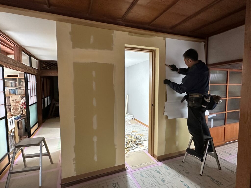 その後クロスやフローリング材を敷いていきます。